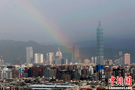 资料图：一场降雨过后，台北101大楼附近出现彩虹。中新社记者 陈小愿 摄