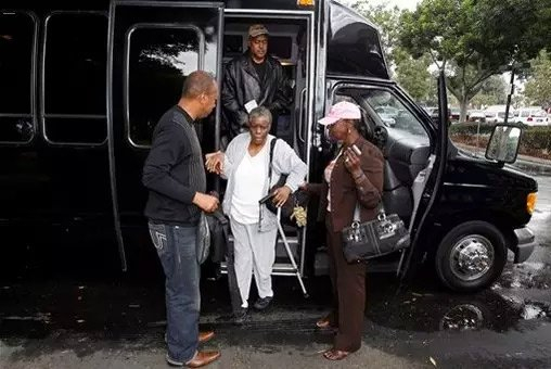 洛杉矶一位盲人选民在他人的帮助下提前投票。　　