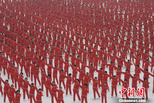 11月7日上午10：00，国内14个城市的不同场地上，50085名广场舞大妈、大叔们共同起舞，创下新的最大规模排舞（多场地）吉尼斯世界纪录。图为沈阳分会场。 沈殿成 摄