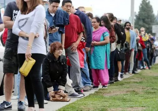 洛杉矶排长队等待提前投票的民众。