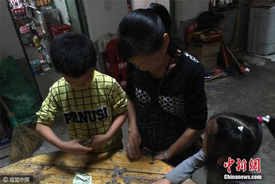 　　2016年10月5日，江西瑞金，因父母常年在外打工，8岁的刘明辉与6岁的妹妹跟着爷爷奶奶在江西瑞金农村老家生活。薄高鹏 摄 图片来源：视觉中国