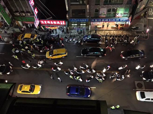 新北三重区正义北路发生街头斗殴事件，警方出动大批警力到场制止。（图：台湾《中时电子报》/谭宇哲 翻摄）