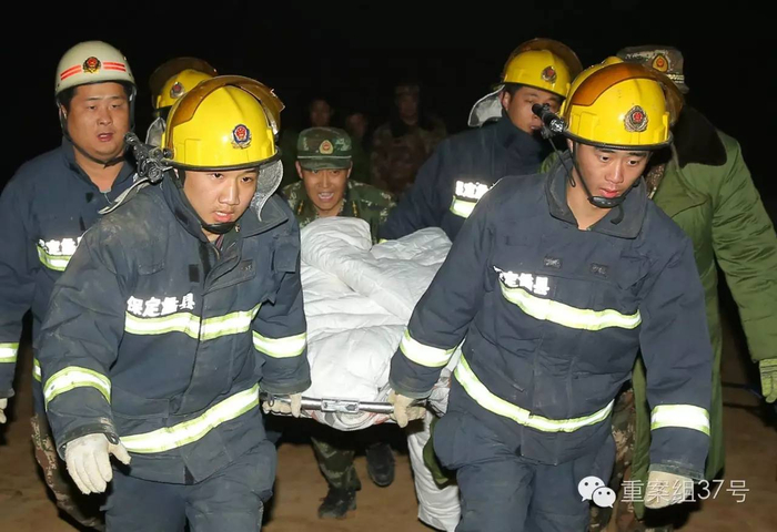 ▲11 月10 日晚22 点40 分许，坠井男童被找到，消防队员将其转移至救护车。新京报记者 彭子洋 摄