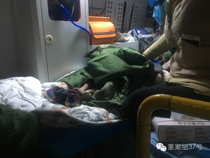 ▲聪聪被送往蠡县人民医院进行抢救。&nbsp;&nbsp;&nbsp;&nbsp;新京报记者 彭子洋 摄
