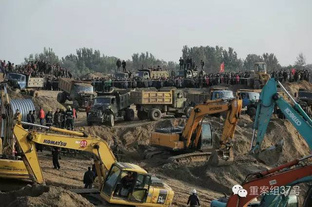 闻讯赶来的挖掘机、推土机、翻斗车齐聚救援现场。 新京报记者 彭子洋 摄