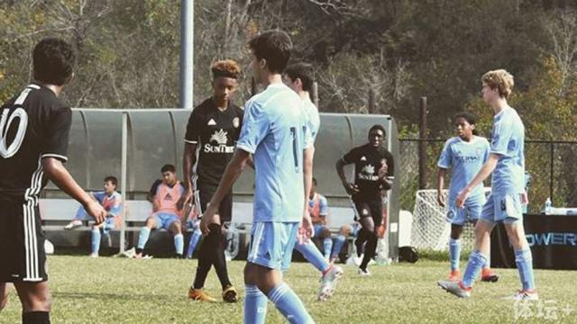 身披11号的乌戈·冈萨雷斯