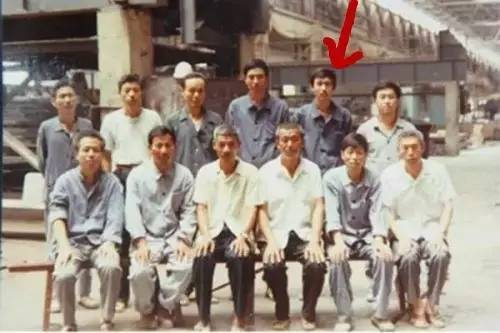 一张30年前的中国式合影，后排右二为年轻时的许家印
