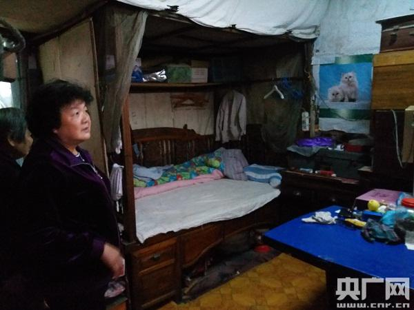 老城区的不少居民生活在狭小潮湿的老屋