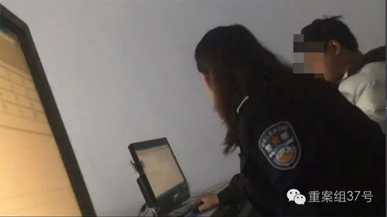 ▲监考交警正在替一名买照者答题，每跳出一题该交警就能“秒选”出答案。 新京报记者 大路 摄