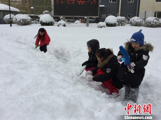 玩雪的孩子们。 张帆 摄