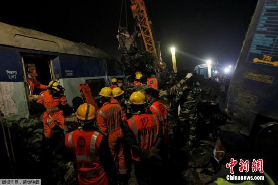 　　当地时间11月20日，印度北部发生快速列车出轨事件，这也是印度老旧铁路系统近年最严重灾难，救难人员还在列车残骸中搜寻生还者。