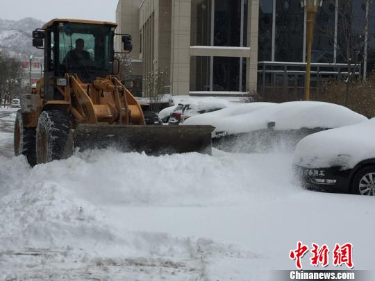 铲雪车在作业。 张帆 摄
