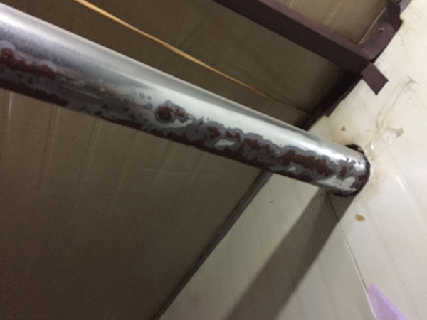 　　为了省钱，村民将原本的水坑填平，买了废旧的建筑材料自己搭建了临时住房，取暖条件十分简陋，甚至没有。缺乏卫生设施，只有附近村民共用的一个茅坑。