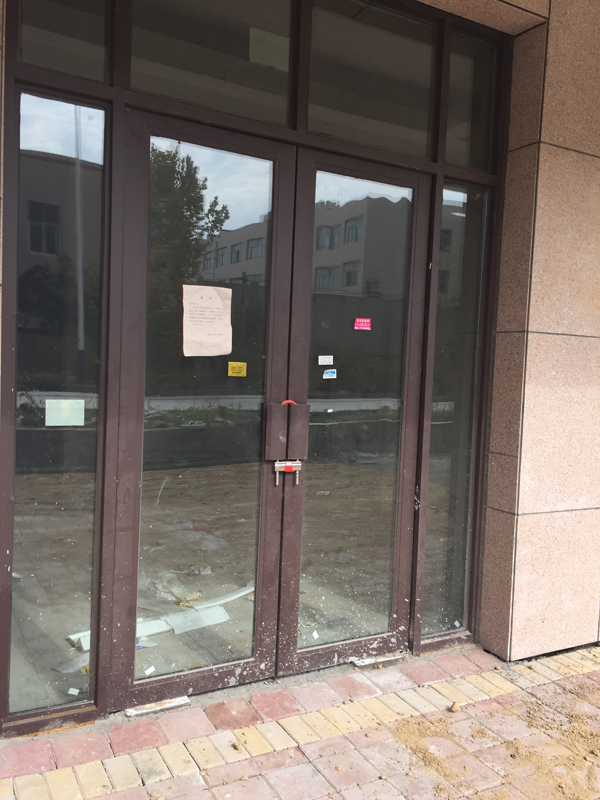 商铺是村民的收入来源，村民为了保护这些财产不被销售，自行将商铺上锁，甚至住到商铺里面。