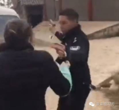 　▲鸣枪示警后民警仍遭拉扯。&nbsp;&nbsp;&nbsp; 视频截图