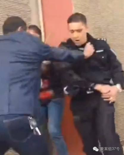 ▲民警遭拉扯后保护枪支。&nbsp;&nbsp;&nbsp; 视频截图