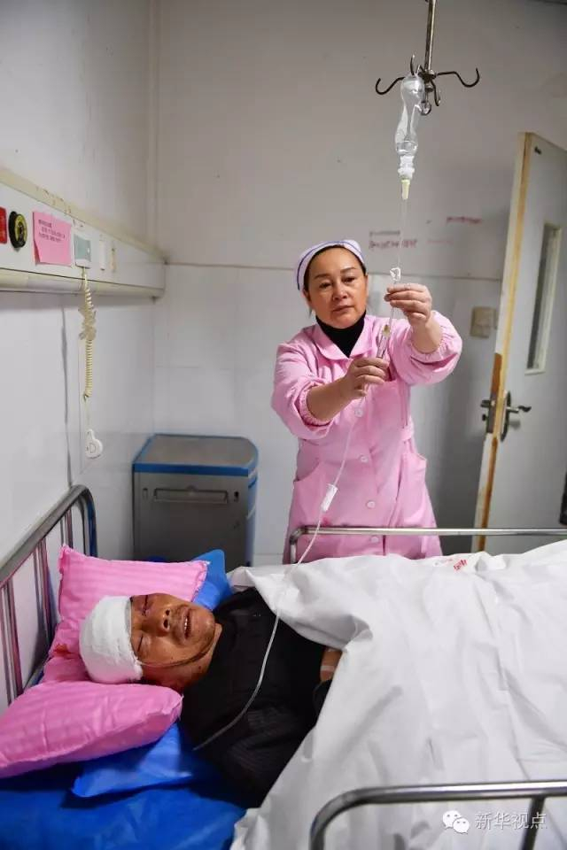 11月24日，一名伤员在丰城市人民医院接受救治。&nbsp;新华社记者胡晨欢摄