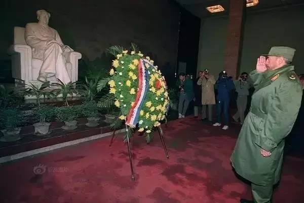1995年12月2日，北京，菲德尔·卡斯特罗参观毛主席纪念堂，向毛泽东的雕像献上花圈。图片来源网络