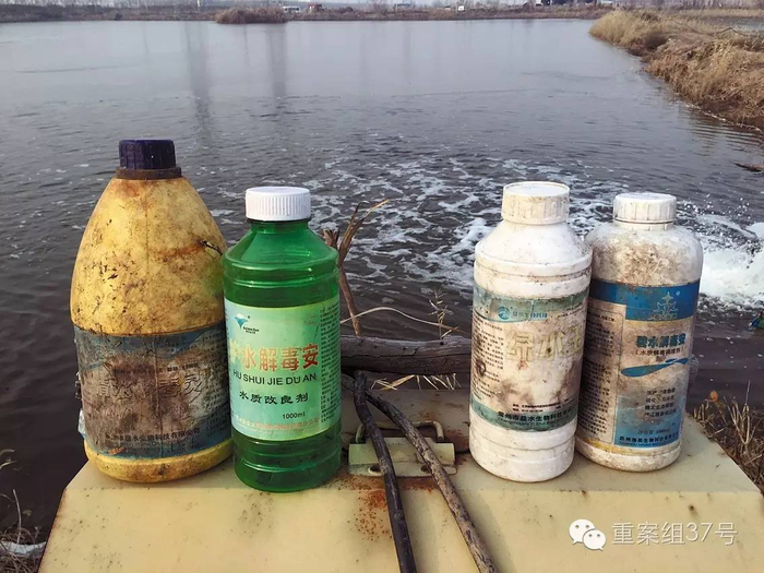 ▲天津滨海新区一鱼塘周围随处可见散落的药瓶。&nbsp;&nbsp;&nbsp;&nbsp;新京报记者 大路 摄