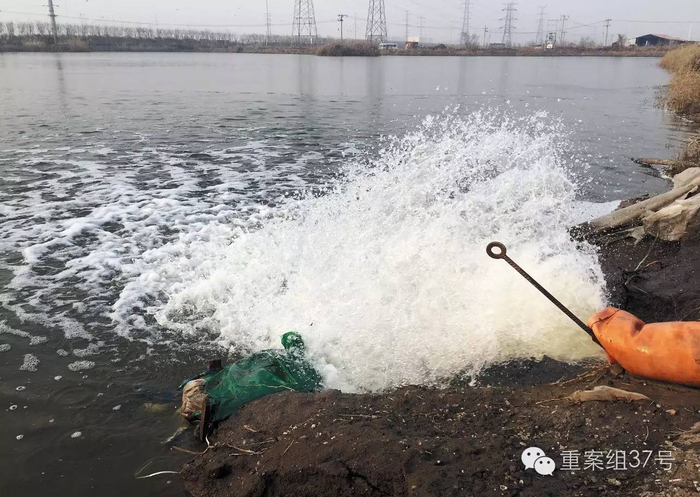 ▲11月26日，天津滨海新区一个私人鱼塘正在注水。&nbsp;&nbsp;&nbsp;&nbsp;&nbsp;新京报记者 大路 摄
