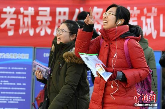  2016年11月27日，山西太原一公务员考点，考生排队准备进入考场。 武俊杰 摄