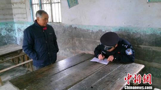 图为巴中鼎山派出所民警在走访调查。 警方供图 摄