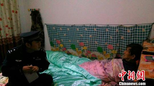 图为巴中鼎山派出所民警在走访调查。 警方供图 摄