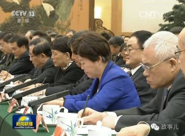 图中穿蓝衣者为信春鹰