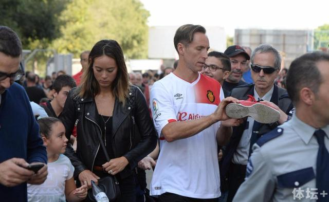 纳什之前带妻女出现在马洛卡，受到球迷热烈欢迎
