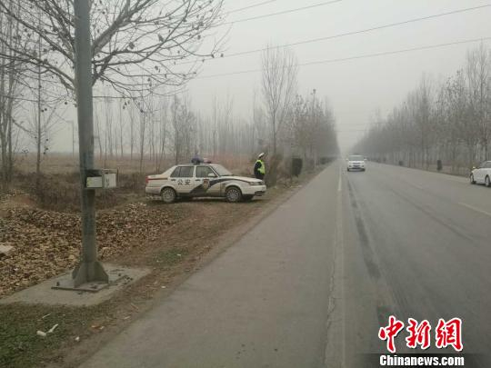 流动测速仪附近停放着一辆警车，交警没有进行隐蔽测速。 张鹏翔 摄