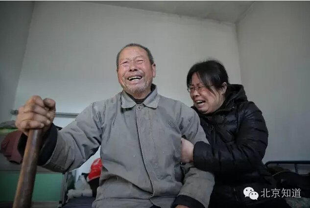 聂树斌的父亲和姐姐痛哭。