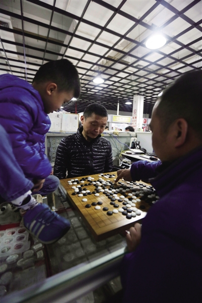 即便在周末和节假日，邮币卡交易市场依旧人气冷清。邮币卡商们干脆聚在一起，下围棋打发时间。