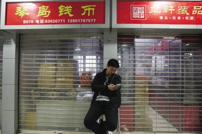 客人稀少，商户们干脆打烊，卷帘门紧闭。