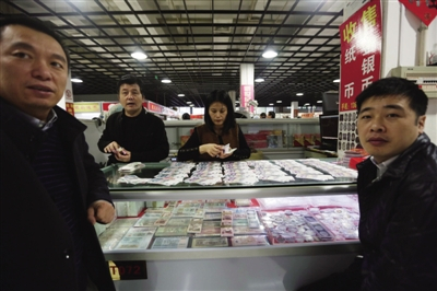 　　币商的柜台上铺了一层纸币，正在进行整理。在邮币卡市场交易的必须是在国内外可以合法买卖的货币或贵金属。