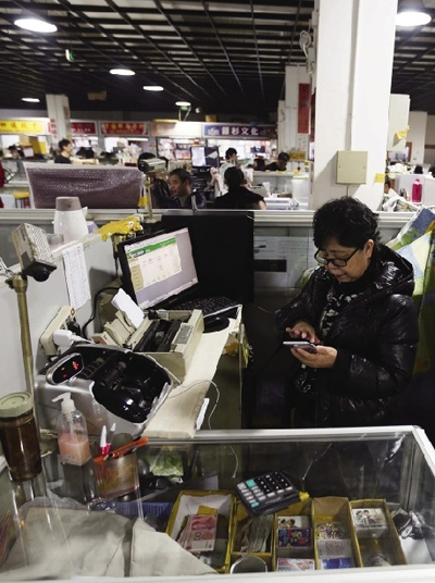 邮币卡商守在一平方米左右的柜台里，这两年的收入比不上十年前的一半。