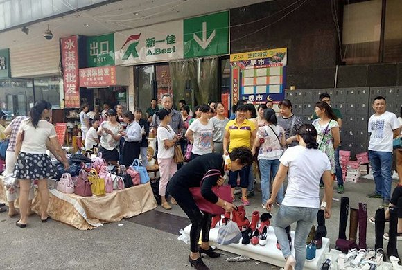 供应商将货品拿出甩卖