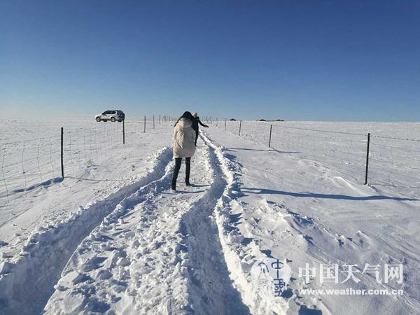 今晨，呼伦贝尔陈巴尔虎旗大雪掩埋了道路，天气寒冷。乌尼尔 摄