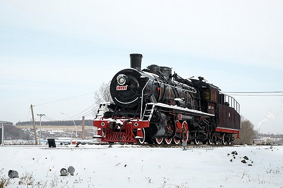鸡西沈煤盛隆公司门口的一个运煤车火车头已成为展品，显示着这座煤城的黄金时代。摄影：孙俊彬。