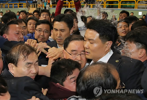 2014年，被“岁月号”受害者家属丢水瓶袭击的韩国前总理郑烘原。图片来自韩联社