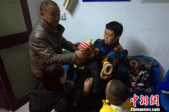 毛毛安全回到了爷爷奶奶家。　曹晖　摄