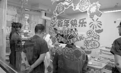  罗一笑病房的窗户上还贴着“新年快乐”