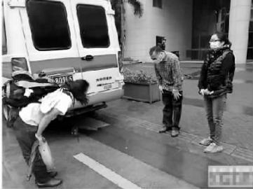 罗一笑的遗体被送上救护车