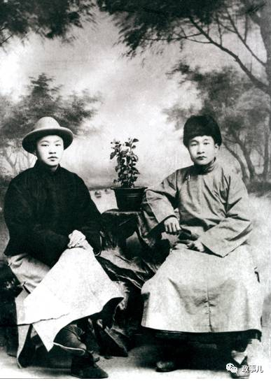 1925年乌兰夫（左）赴莫斯科前在北京留影