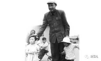 乌兰夫与孤儿们在一起