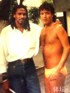 和当时知名前锋高乔（左）合影