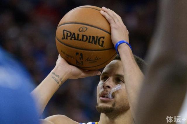 库里罚球的姿势和手的位置