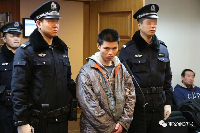 ▲12月30日上午，“彩虹抓捕”图片中的案犯王占领被一中院一审判处死刑。&nbsp;&nbsp;&nbsp;&nbsp; 李佳 摄
