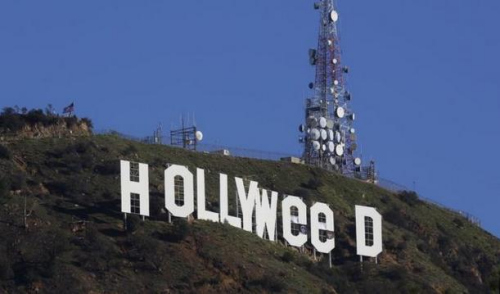 “Hollywood（好莱坞）”标志变成了“Hollyweed”。（图片来源：美联社）