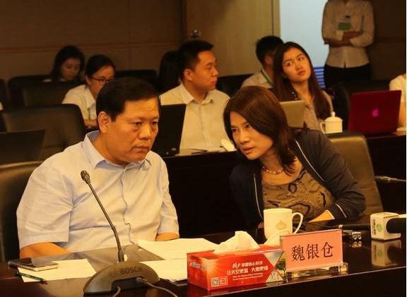 珠海银隆董事长魏银仓和董明珠在会场上。