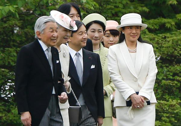 当地时间2016年4月27日，日本东京，日本天皇一家在赤坂离宫御花园举办春季园游会。 东方IC 资料